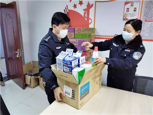 发放防护物资.jpg