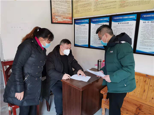 图为陈华与奎阁村了解人员情况.jpg