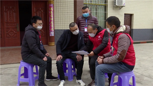 临时党支部核实企业员工生活轨迹.jpg