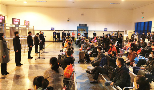 广安市1058名农民工乘坐专列赴粤返岗 (7).jpg