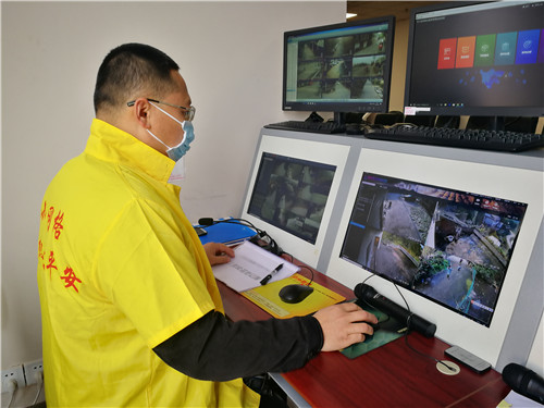 纳溪区综治中心工作人员在后台巡查，发现人员异常聚集，立即推送相关人员劝散。3.jpg