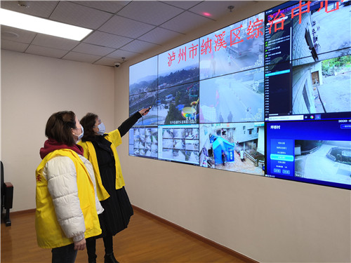 纳溪区综治中心工作人员在指挥大屏巡查，掌握全区社会面情况 (1).jpg
