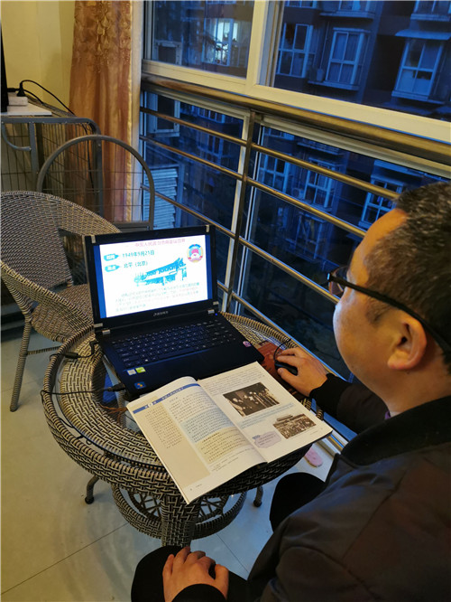 青龙中学历史老师张仕华正在备课.jpg