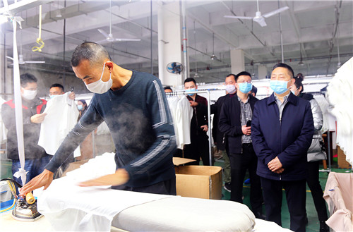 蒋波书记在广安展宏纺织服饰有限公司检查复工复产情况.jpg