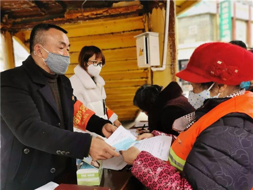刘玉明1月30日在墙沟街临时党支部成立时为困难群众发放口罩.jpg
