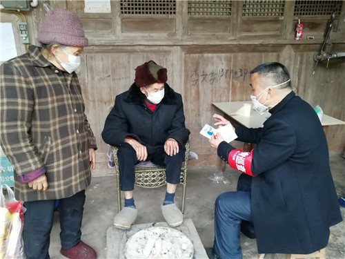 刘玉明2月14日送药品到中保镇茨秋村帮扶联系户李永责家.jpg