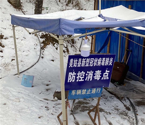 下雪天，尹丹自己拍摄的防控值守消毒点.jpg