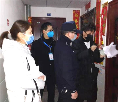 到湖北返乡人员家中做要求居家隔离工作.jpg