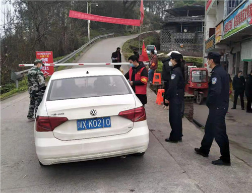 黄智慧在疫情防控卡点执行检查.jpg
