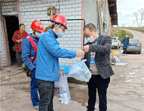 督查并慰问农网改造项目人员.jpg