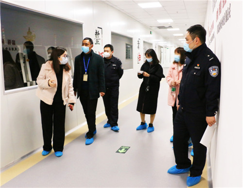 华金润公司相关负责人向李龙、王雨介绍情况.jpg
