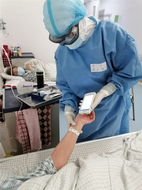 诸仁伟照顾患者.jpg