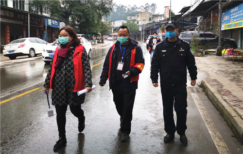 民警与社区干部开展疫情联防.jpg