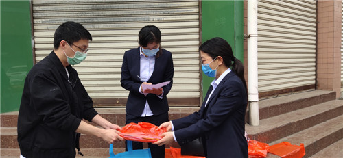 领到新书.jpg