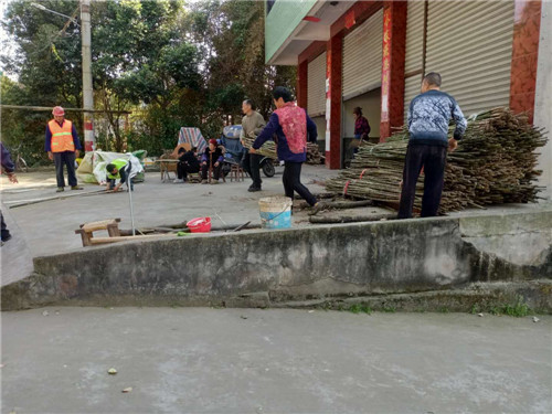 在环境护卫队带动下农户参与门前自清.jpg