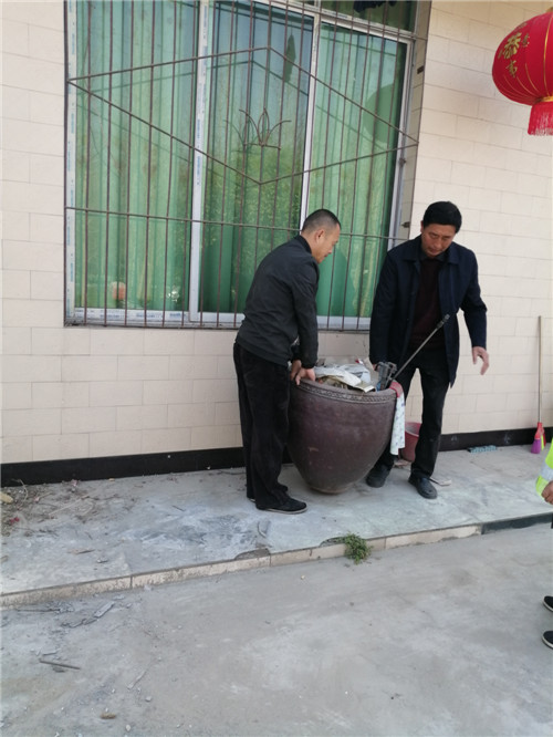 村主任和2组组长帮助农户清理房前屋后.jpg