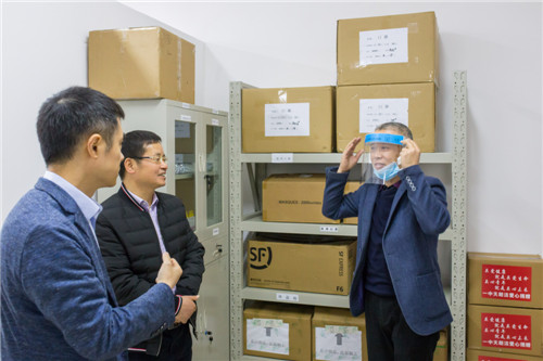 区委副书记杨翔宇查看物资准备情况.jpg