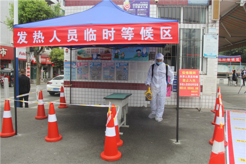 后勤人员对发热人员临时等候区进行消毒.jpg