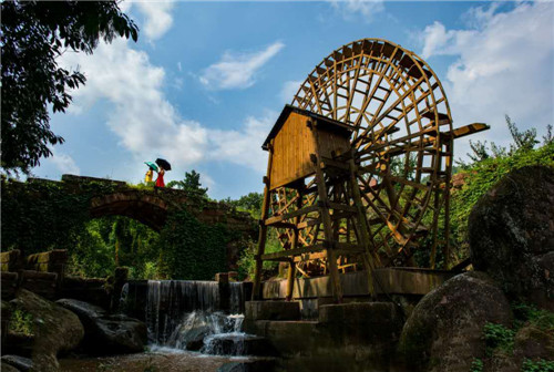 路丹棱段沿线分布着该县白塔公园,梅湾湖景区,幸福古村等主要旅游景点