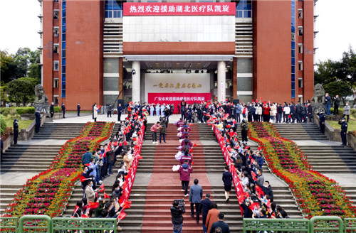 10名医护人员走向市委平台。张国盛拍摄.jpg