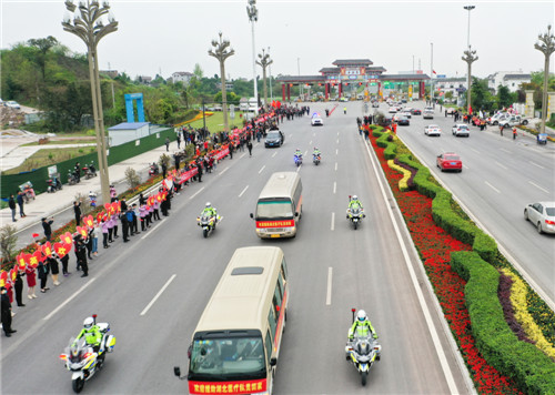 警车与警用摩托车为援助湖北医疗队护航。游青拍摄.jpg