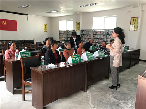 农技人员向科技示范户讲解农药使用注意事项和柑橘栽培管理技术.jpg