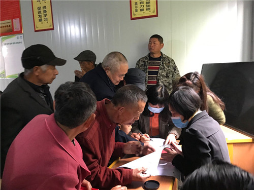 高台镇百家池村科技示范户正在签字.jpg