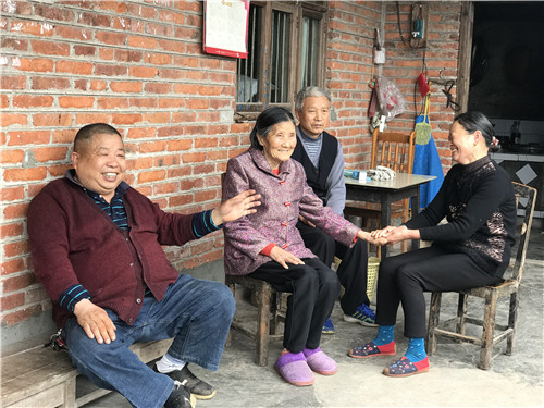 罗春方到何云华家中了解情况.jpg