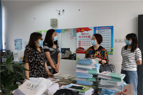 专家组何俊辉老师正在调研.jpg