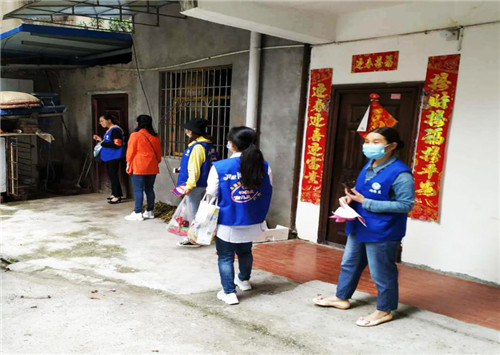 图为社区网格员处置犬只扰民纠纷.jpg