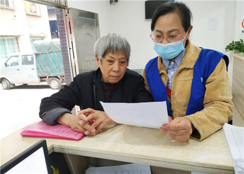 图为姚俊岚为社区空巢老人提供生活服务帮助.jpg