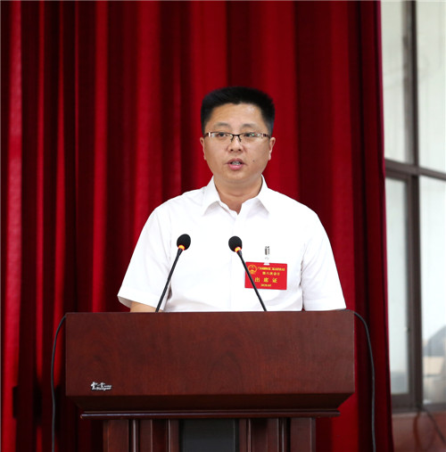 张伟作报告.jpg