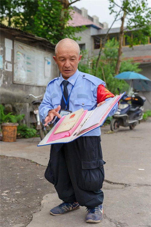张伟在展示他的宣传资料.jpg