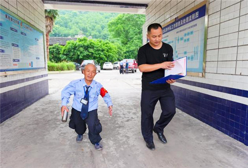 张伟是派出所的常客.jpg