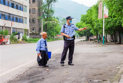 张伟在和社区民警交谈.jpg