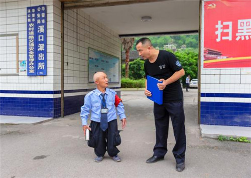 张伟在向派出所吴所长汇报工作1.jpg