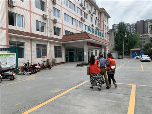 邬晓芳和倪娜送李素清到凤鸣社区卫生服务中心复查.jpg