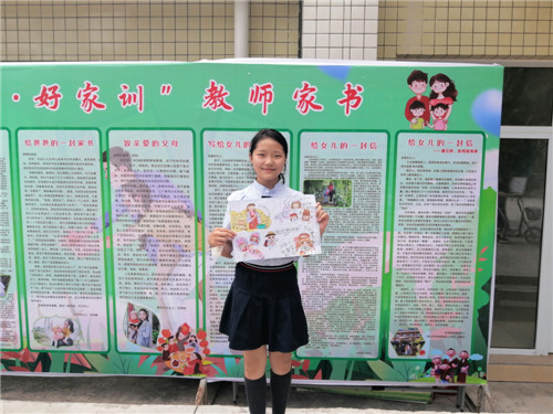 学生展示制作的家风家训手抄报.jpg