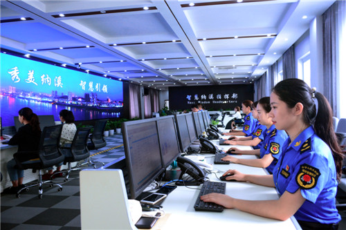 纳溪区综合行政执法管理局工作人员在智慧城市指挥部办公 （李革）摄.jpg