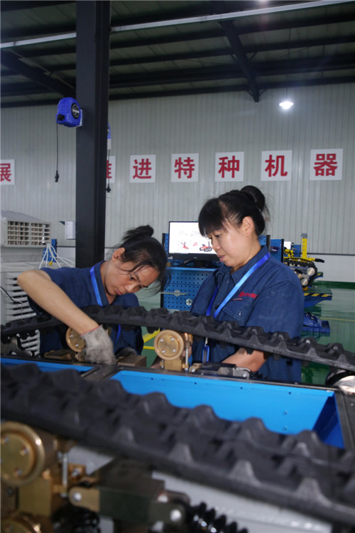 中信重工开诚智能装备有限公司员工在流水线上组装特种智能机器人2.jpg
