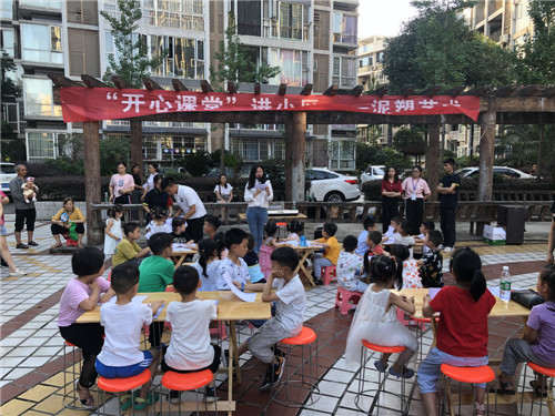 端淑小学李晓老师正在进行音乐教学，用一首《送别》让孩子们在歌声中感受诗词的文雅和音乐的美好。.jpg