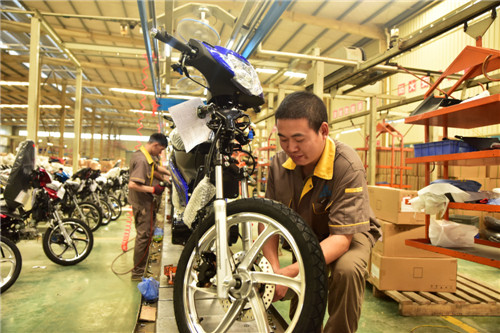 嘉逸员工满负荷生产出口东南亚、非洲等地的摩托车.jpg