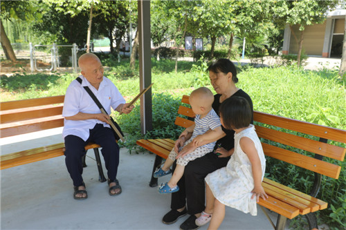 郭章仲向周边群众表演快板.jpg