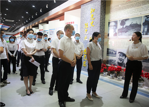4-1、县委组织部与广安市委组织部党员干部一起参观党建红塔馆.jpg