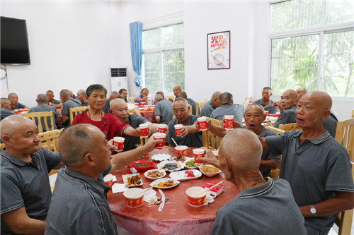 广安市广安区龙台镇养老服务中心餐厅，孤寡老人正在新家坐坝坝席.jpg