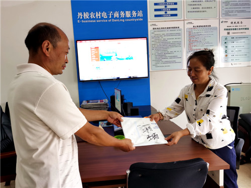 李正刚整将快递分发给村民张进军。.jpg