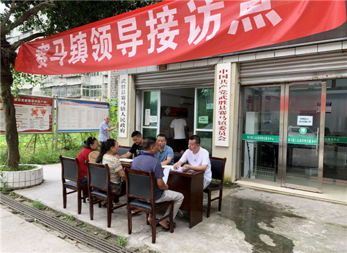 镇领导摆摊接访.jpg