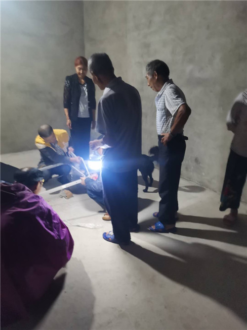 集中安置点为转移出来的群众搭床.jpg