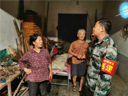转移地质灾害点群众.jpg