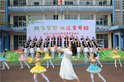 唱《老师的生日》.jpg